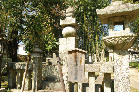 聖衆来迎寺にある宇佐山城主・森可成の墓。