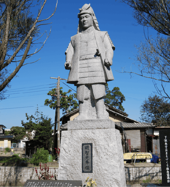 琵琶湖畔の公園にひっそりと立つ明智光秀の石像
