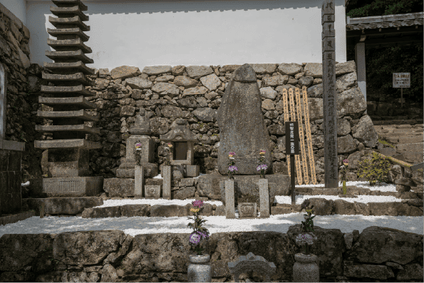 西教寺境内にある明智光秀一族の墓。