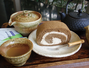 信楽焼の茶器や器など、滋賀県産にこだわった茶房で、ほうじ茶ロールケーキをお召し上がりください。