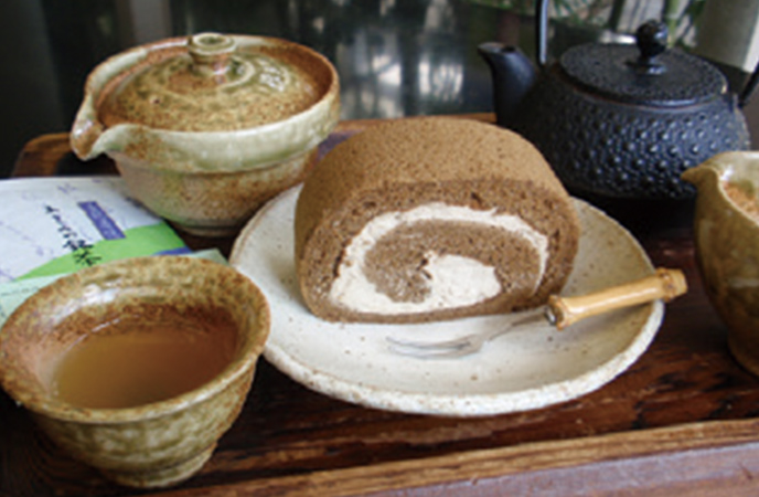 信楽焼の茶器や器など、滋賀県産にこだわった茶房で、ほうじ茶ロールケーキをお召し上がりください。