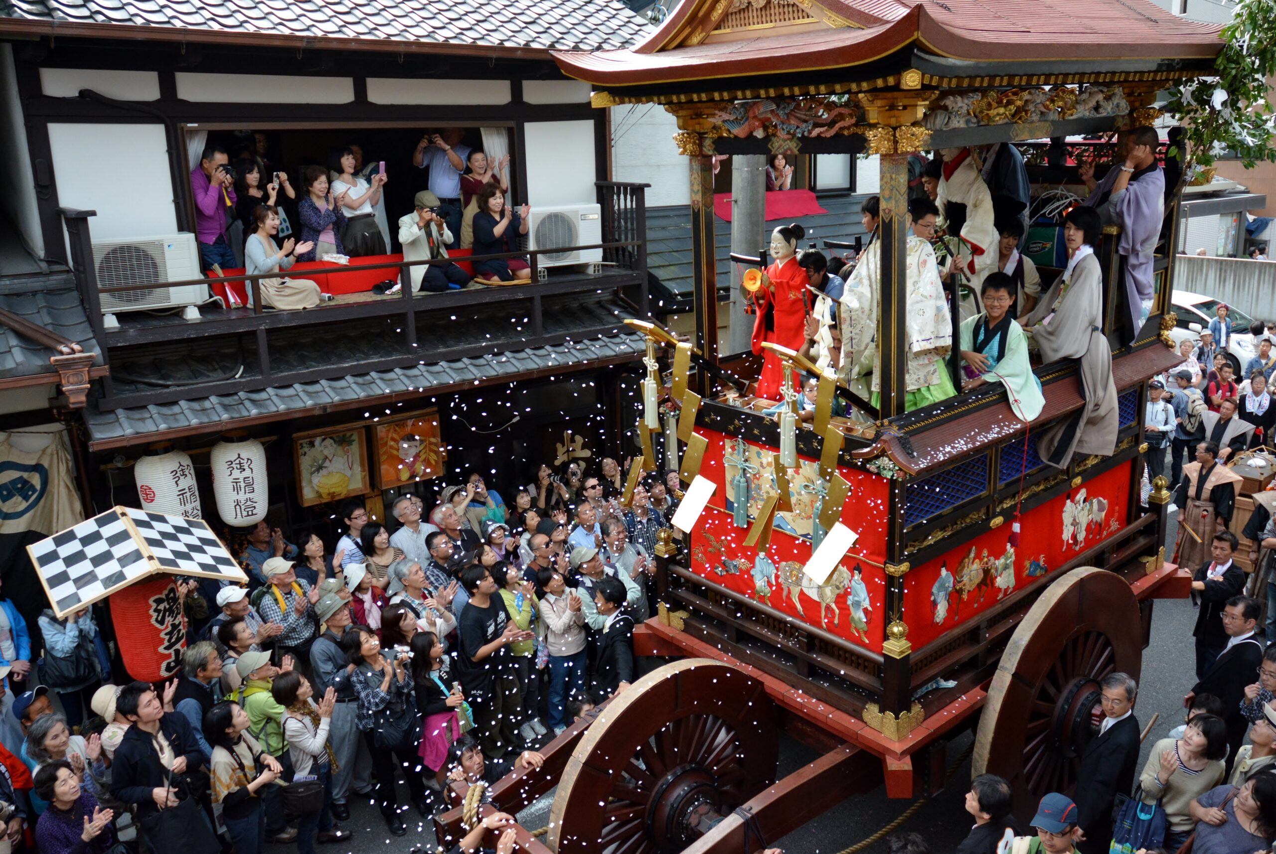 湯立山の会所2階から望む大津祭